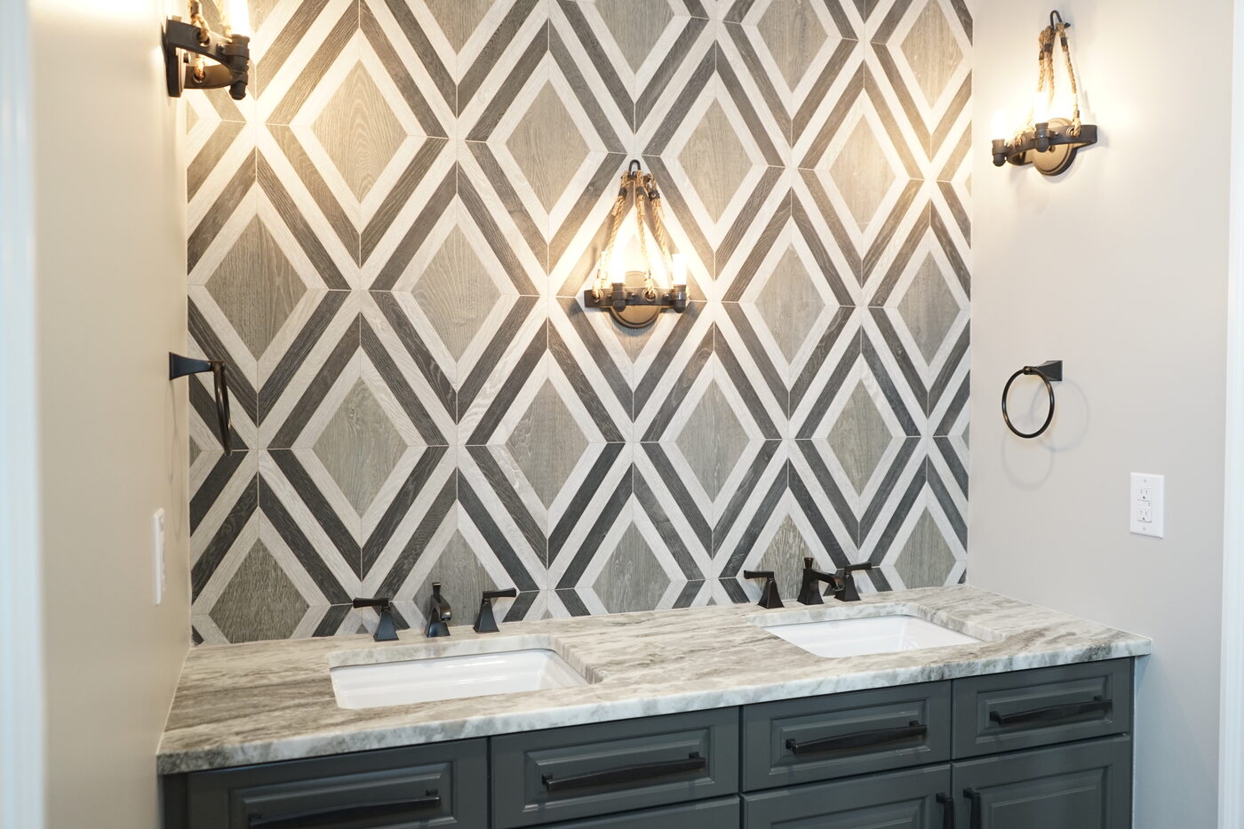 Double vanity in veined quartzite