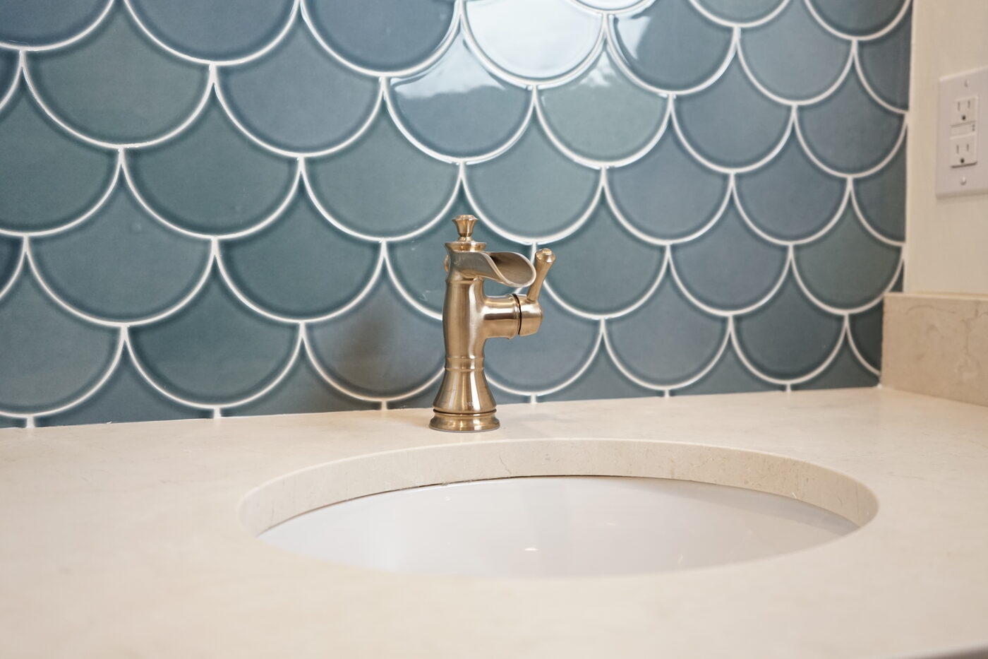 Vanity top in veined stone against scalloped tile