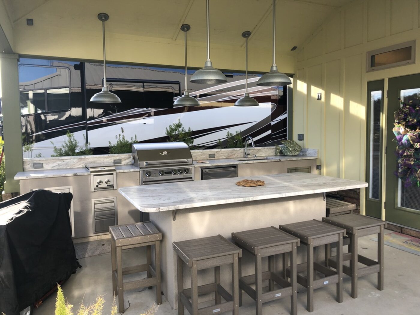 Outdoor kitchen bar in marble with seating for six